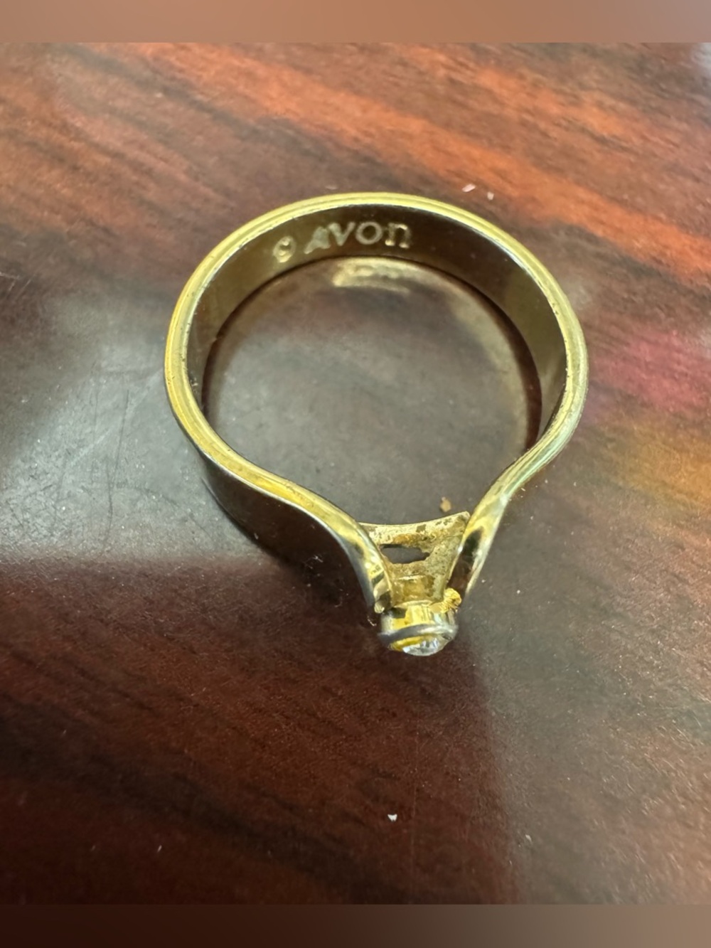 Vintage Avon Ring—Sz. 7, GoldTone, 1 Clear Bezel Set Stone, “Pinched” Setting - Picture 7 of 8